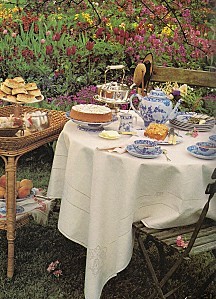 Dès les beaux jours revenus le thé est pris au jardin