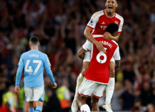 2 joueurs d'Arsenal célébrant la victoire