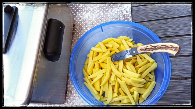 Frites et couteau... what else !