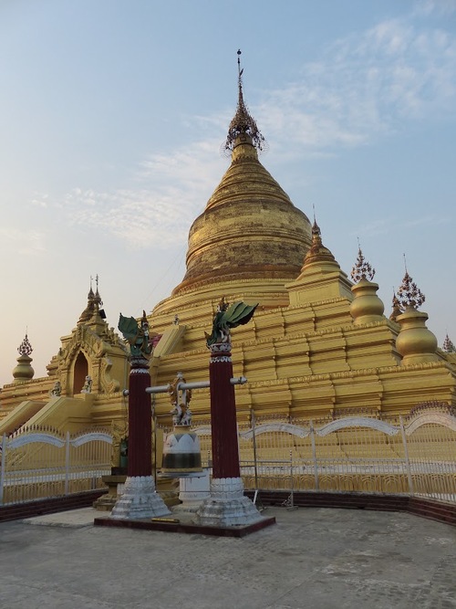 la pagode Kuthodaw à Mandalay; suite;