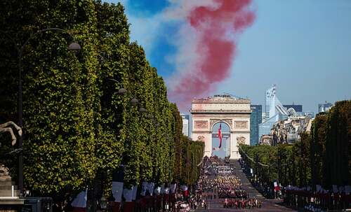 14 Juillet - défilé Champs-Élysées, fumées tricolores