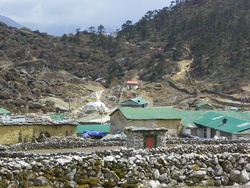 Une des entrées dans le village de Khunde et vue sur le village