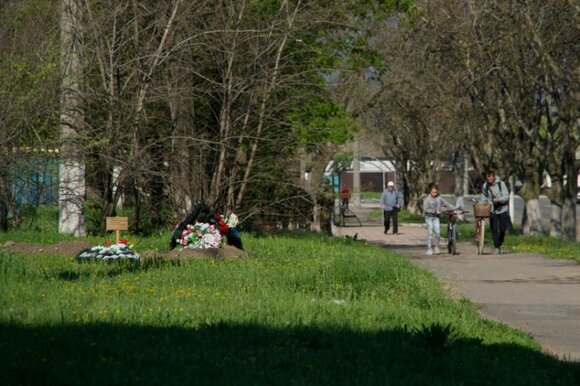 Cette photo prise le 29 avril 2022, montre des tombes fraîchement creusées dans la ville Marioupol, dans le sud de l'Ukraine