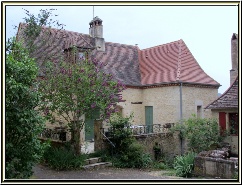 L'Eglise de St Cyprien et visite du petit village de Allas les mines (Dordogne)