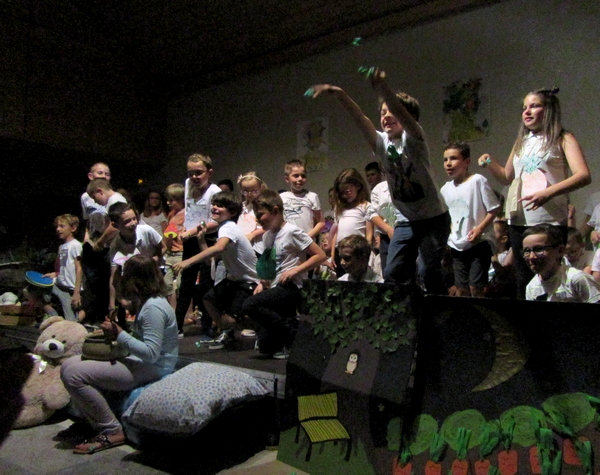 L'école Saint-Bernard a présenté son spectacle musical "J'aime pas les p'tits pois"...