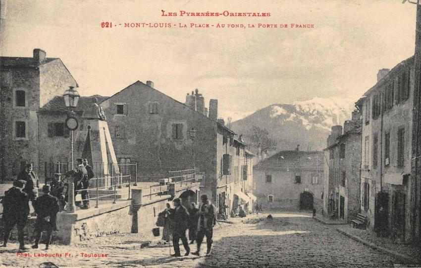 Peut être une image de 5 personnes, rue et texte