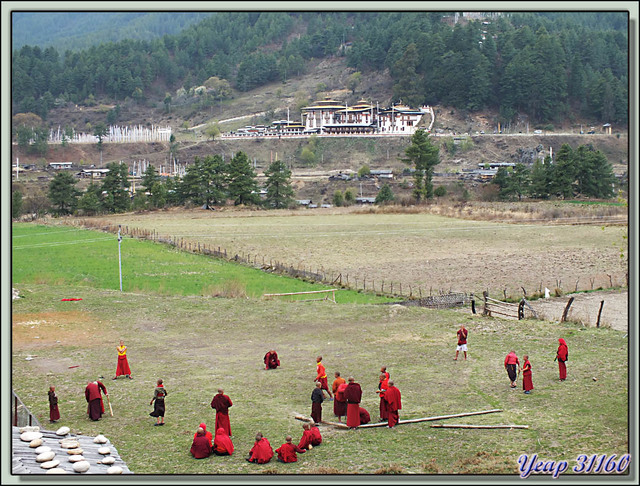 Blog de images-du-pays-des-ours : Images du Pays des Ours (et d'ailleurs ...), Moines jouant au cricket. Au fond: Monastère de Kurjé (Kurjey Lhakhang) - Jakar - Bumthang - Bhoutan