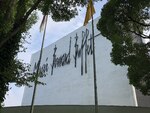 —- Source Wikipedia : Musée Bernard Buffet au Japon : Le musée est situé à Surugadaira, financé par un riche homme d’affaire japonais : Kiichiro Okano. Ce banquier est passionné des œuvres de Bernard Buffet depuis qu'il les a découvertes en 1963 lors de rétrospectives, au Musée d’Art Moderne (Paris)—- image/photo pouvant être protégée par Copyright ou autre —-