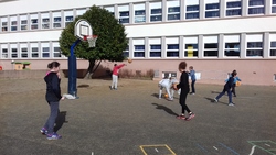 Les élèves de l'école s'initient au basket !