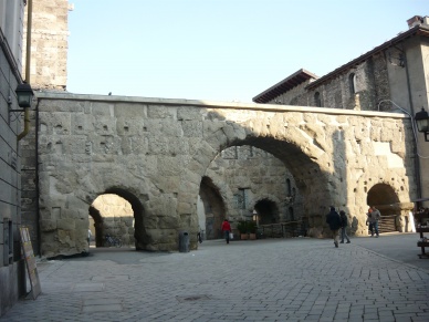 La Porte Praétorienne et la Tour des Seigneurs Sandi Ursi (Via Porta Praetoria)