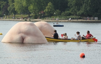 sculpture-giant-bather-presented-hamburg-20110803-090416-086