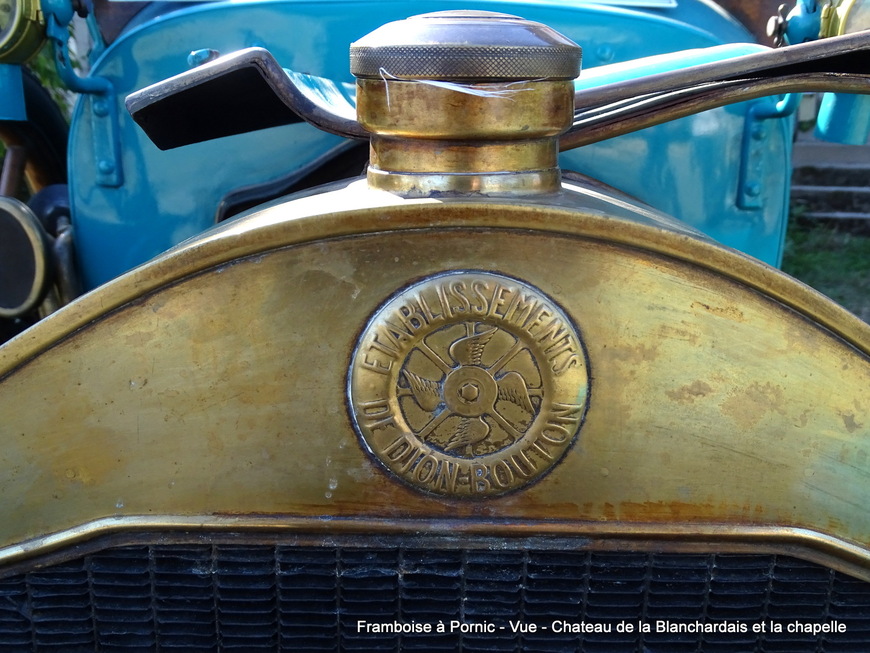 Vue, exposition d'une voiture de Dion-Bouton 1910 