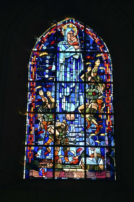 J4 - Ste Mère-Église - Vitrail représentant des parachutistes dans l'église