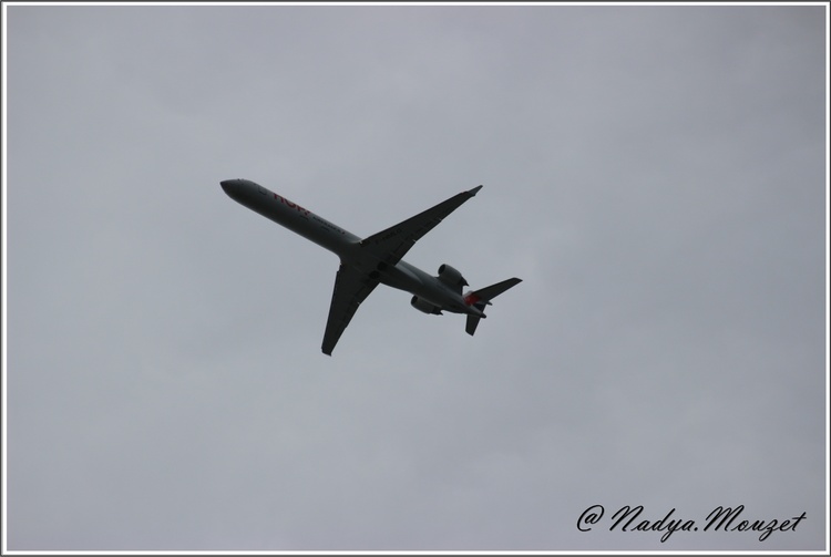 Contrail d'avion et avion