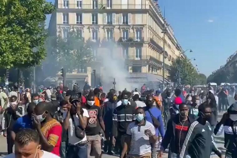 Paris : Des milliers de manifestants dans la rue pour la régularisation des sans-papiers malgré l’interdiction