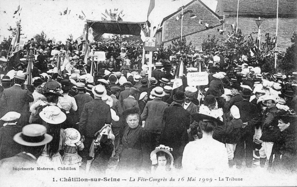 Jean Millot, Président d'Images en Châtillonnais,  a présenté et commenté  plus d'une centaine de cartes postales du Châtillonnais.