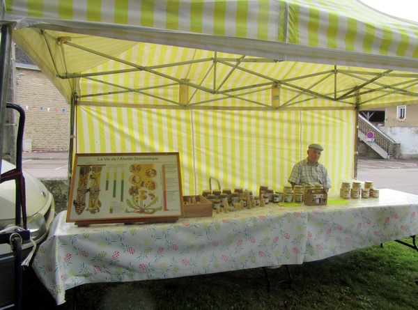 Coulmier le Sec a organisé un agréable marché artisanal sur la place du village...