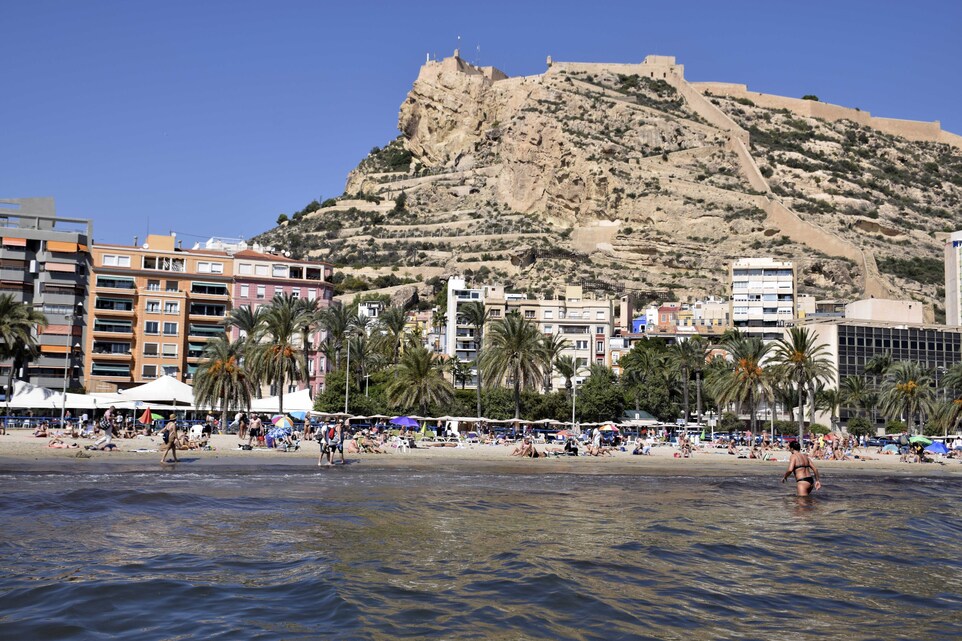 J7 - Alicante - La citadelle et la ville vues de la plage Postiguet