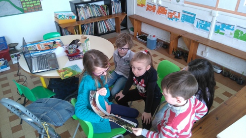 Les élèves de CM font découvrir les livres de la bibliothèque dans un coin de l'école choisi par les élèves.