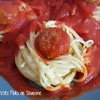 Nids de spaghetti boulettes de boeuf sauce tomate