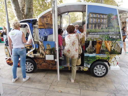 VISITE D'AIX:EN DIRECTION DU QUARTIER DES CARDEURS.