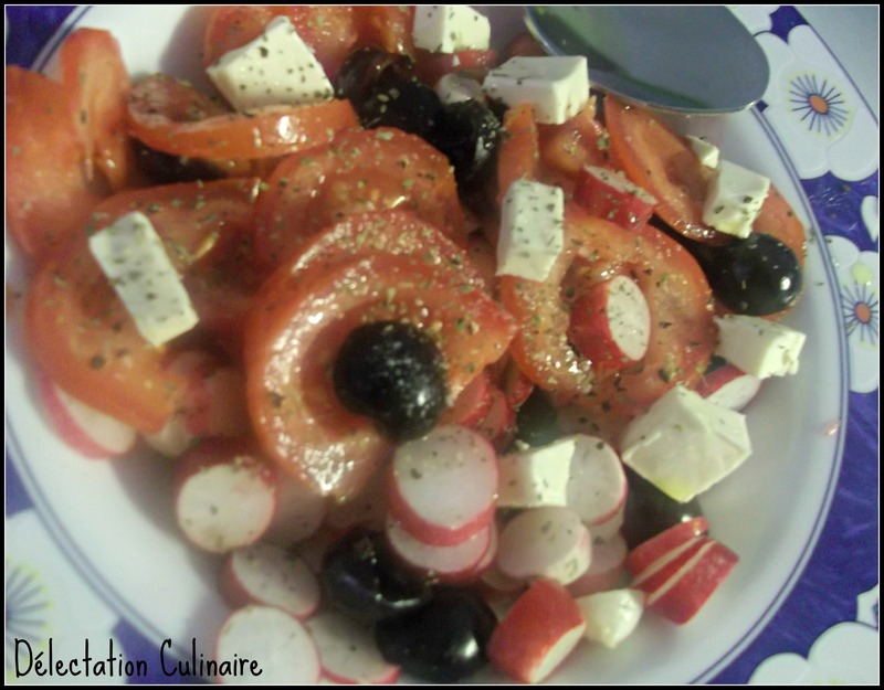 Salade de radis, tomates, cerises, apéricubes natures et basilic !