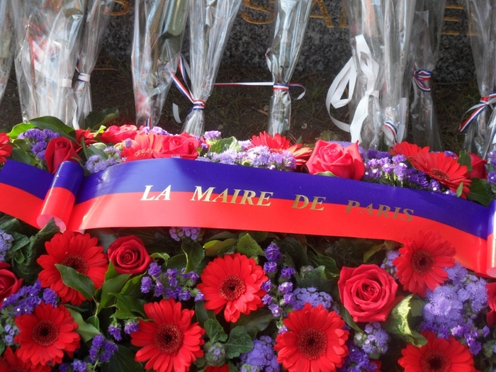 Le 6 octobre 2015, à 11 h 30, Cimetière du Père-Lachaise,  4e anniversaire du dévoilement de la stèle de la Ville de Paris aux victimes de l’OAS ***  