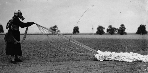 1936 Exercices aériens d'infirmières parachutistes, secours apportés aux gazés