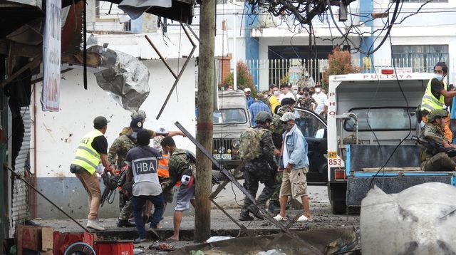Un soldat blessé dans un double attentat est transporté sur une civière, le 24 août 2020 sur l'île de Jolo, aux Philippines