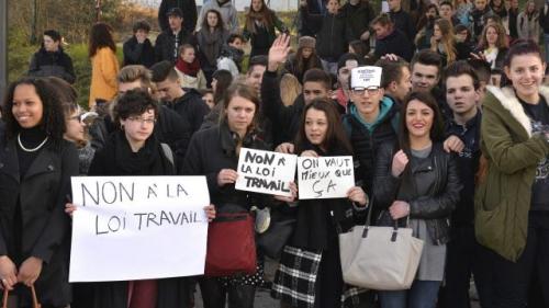 Etudiants, lycéens dans les rues des villes du finistère pour exiger le retrait total de la loi 'Khomri"