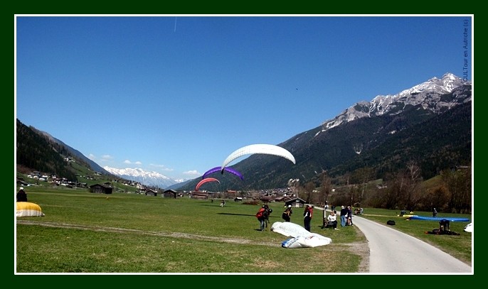 Parapente-dans-la-vallee-de-Stubai--Tyrol-Autriche-.JPG