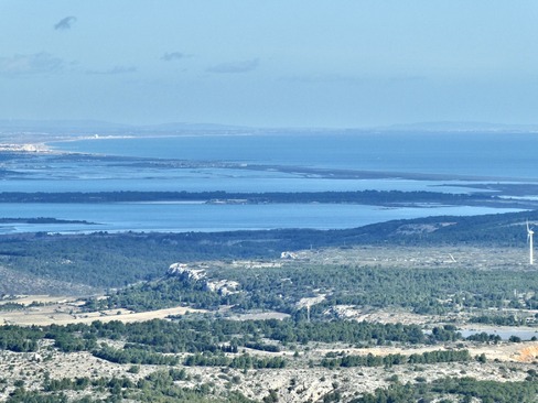 Peut être une image de éolienne et raffinerie de pétrole