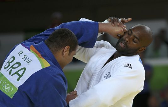 TORU HANAI / REUTERS Teddy Riner face au Brésilien Rafael Silva, le 12 août à Rio