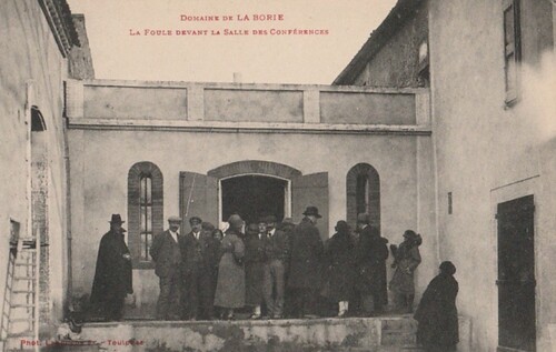 Domaine de La Borie - La foule devant la Salle des Conférences