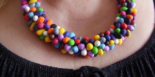 Voici des colliers colorés effet bonne humeur !!!