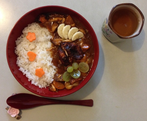 KARE-RAISU (カレーライス) aigre-doux au poulet laqué, oignons confit, banane et raisin blanc