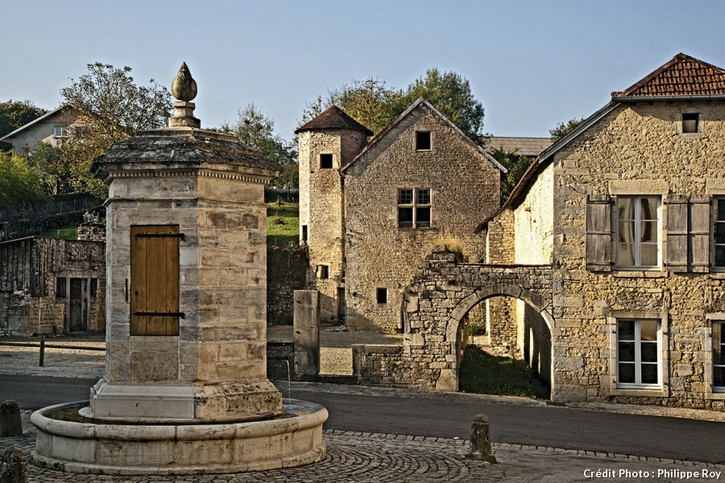 La fontaine de la place du Haut à Fondremand