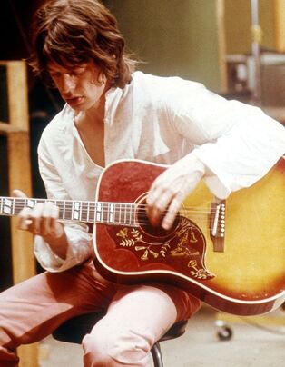 Mick Jagger à la guitare, 1970. - Mick Jagger, ses plus belles photos  vintage - Elle