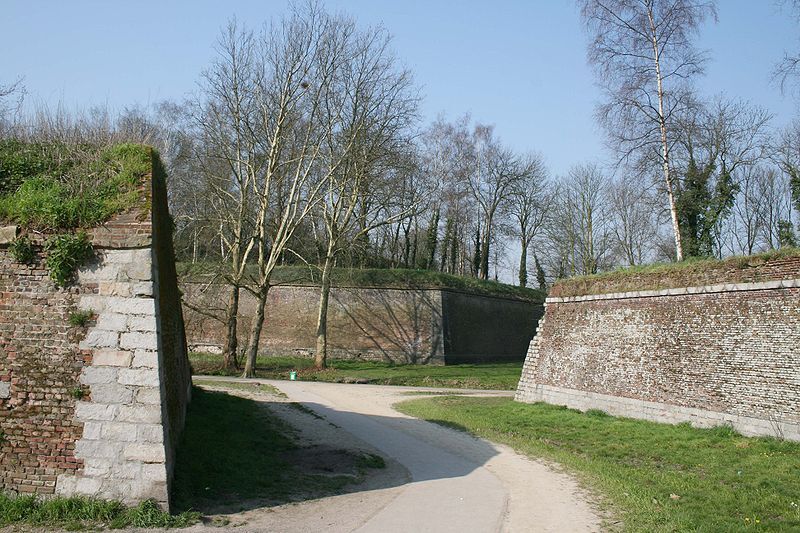 800px-Citadelle_Vauban_Lille_fosse.jpg