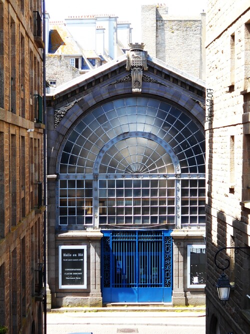 #Saint Malo Intra-Muros #la halle au blé vue des remparts