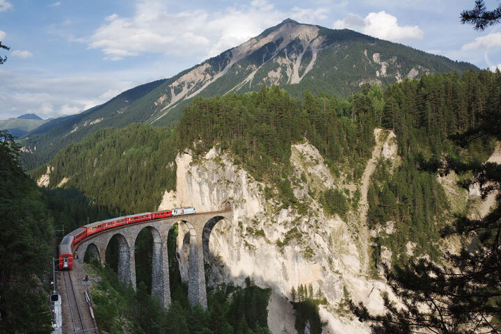 embarquez-a-bord-de-ces-trains-qui-sillonnent-les-alpes-pour-un-voyage-a-flanc-de-montagne-epoustouflant17