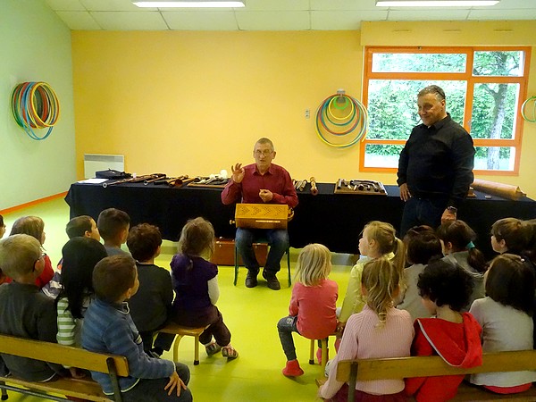 A l'initiative de l'association "Châtillon-Scènes, François Tainturier, Directeur du Laostic, est venu présenter des instruments anciens aux élèves des écoles Louis Cailletet et Francis Ca