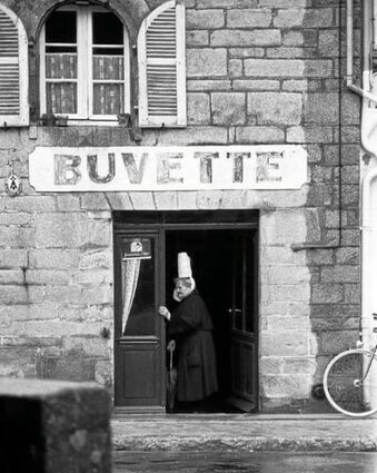 Peut être une image en noir et blanc de plein air et mur de briques