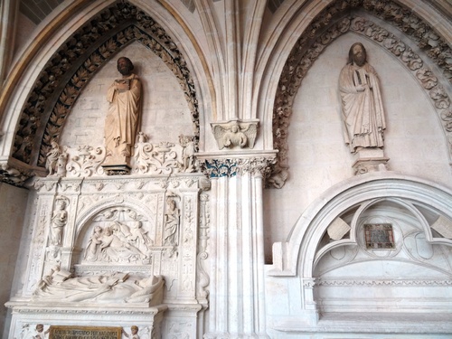 Le trésor et le cloître de la cathédrale de Burgos en Espagne (photos)