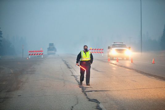 SCOTT OLSON / AFP L'incendie continuait à progresser dans la région de Fort McMurray, dans l'ouest du Canada, le 8 mai 2016.