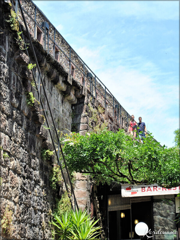 Le chemin de ronde Saint Jean Pied de Port