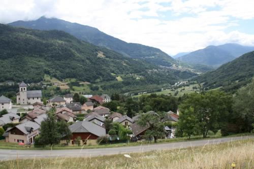 Selon le chanoine Gros, le nom proviendrait d'un patronyme d'origine germanique Marthoaldus, qui reprend le cartulaire de Cluny La première mention du nom Marthod apparaît vers la fin du XIIe siècle sous la forme l'Ecclesia de Marthodo, d'après Mémoires pour l'histoire ecclésiastique des diocèses de Savoie (1759) de Joseph-Antoine Besson. Aux XIIIe siècle et XIVe siècles, on trouve Petrus de Marthodo (1286), Prioratus de Martou (1317), Ecclesia de Martodo ou encore Supra Marthoudum (1358). En franco provençal, le nom de la commune s'écrit Martou, selon la graphie de Conflans. En 1765, un Louis Marthod est mentionné à Chambéry ou encore un Jacques Marthod dans la commune. Il y a encore de nos jours une famille Pignard-Marthod, ce patronyme ayant pu être abrégé en "Marthod" selon une coutume du XVIIIe siècle. On trouve un blason à ce nom dans un nobiliaire et armorial, avec comme illustration notamment un palmier.
