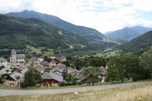 Selon le chanoine Gros, le nom proviendrait d'un patronyme d'origine germanique Marthoaldus, qui reprend le cartulaire de Cluny  La première mention du nom Marthod apparaît vers la fin du XIIe siècle sous la forme l'Ecclesia de Marthodo, d'après Mémoires pour l'histoire ecclésiastique des diocèses de Savoie (1759) de Joseph-Antoine Besson. Aux XIIIe siècle et XIVe siècles, on trouve Petrus de Marthodo (1286), Prioratus de Martou (1317), Ecclesia de Martodo ou encore Supra Marthoudum (1358).  En franco provençal, le nom de la commune s'écrit Martou, selon la graphie de Conflans.  En 1765, un Louis Marthod est mentionné à Chambéry ou encore un Jacques Marthod dans la commune. Il y a encore de nos jours une famille Pignard-Marthod, ce patronyme ayant pu être abrégé en "Marthod" selon une coutume du XVIIIe siècle. On trouve un blason à ce nom dans un nobiliaire et armorial, avec comme illustration notamment un palmier.