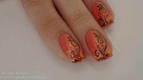 Nail Art orange et arabesques