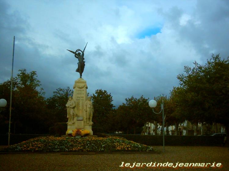 Langon -11 Novembre-Monuments aux -morts de Langon (Gironde)